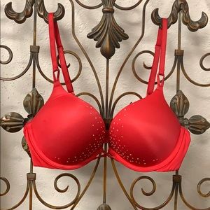 Victoria’s Secret bombshell 34B